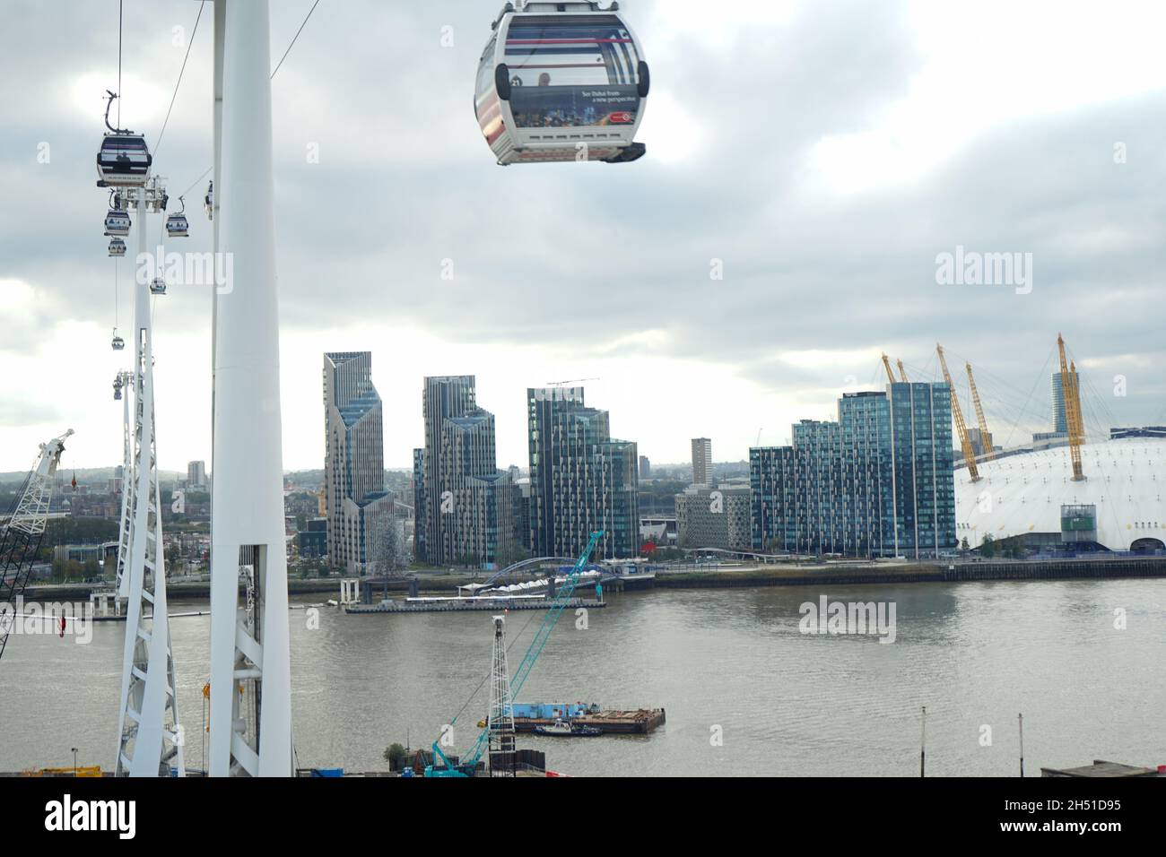 Emirates cable cars cremallera sobre Londres río Támesis en el Reino Unido Foto de stock