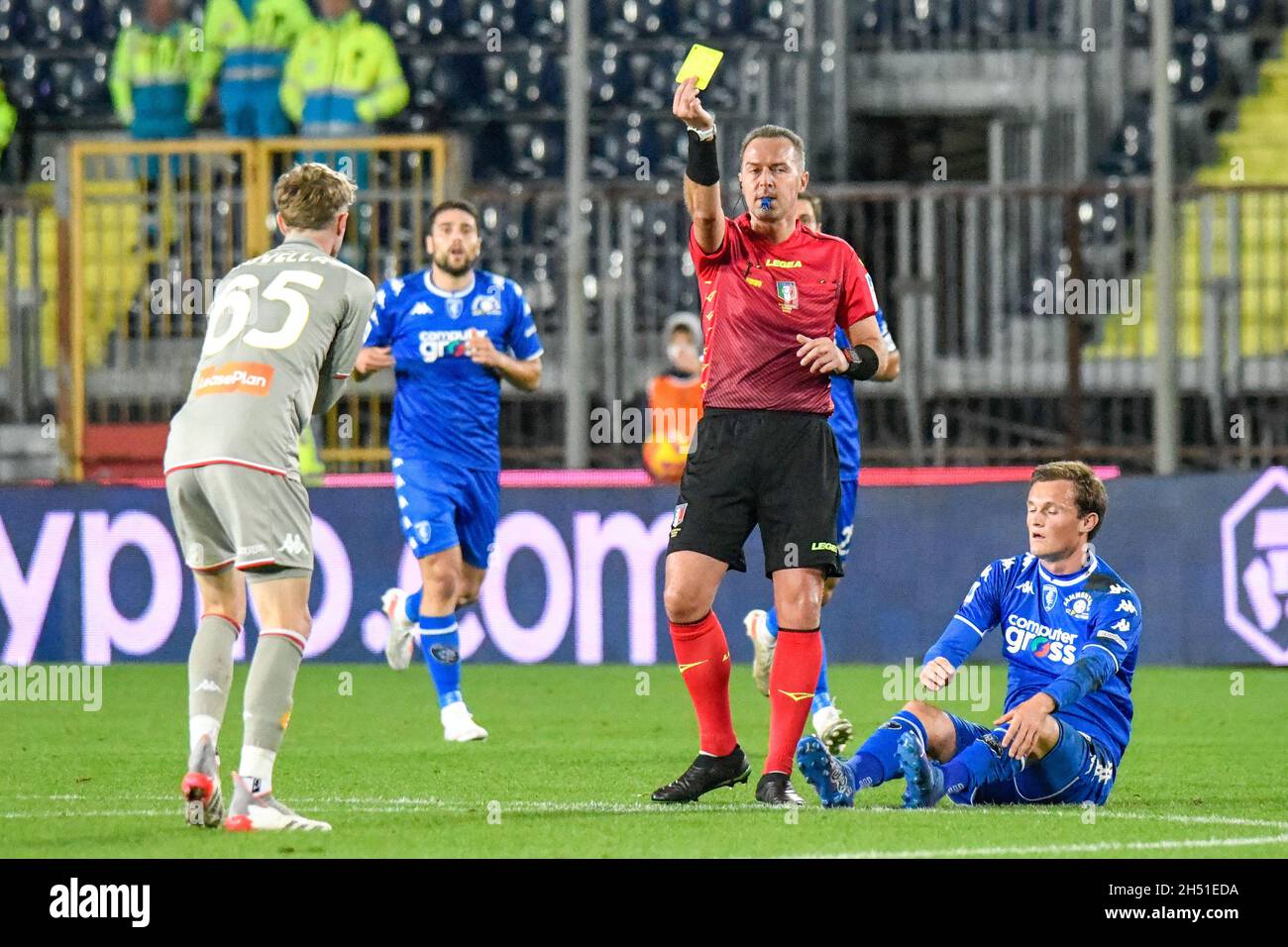 Empoli, Italia. 05th Nov, 2021. Estadio Carlo Castellani, Empoli, Italia,  05 de noviembre de 2021, Árbitro Sr. Luca Pairetto de Nichelino zapatos  tarjeta amarilla a Nicolo' Rovella (Génova) durante Empoli FC vs