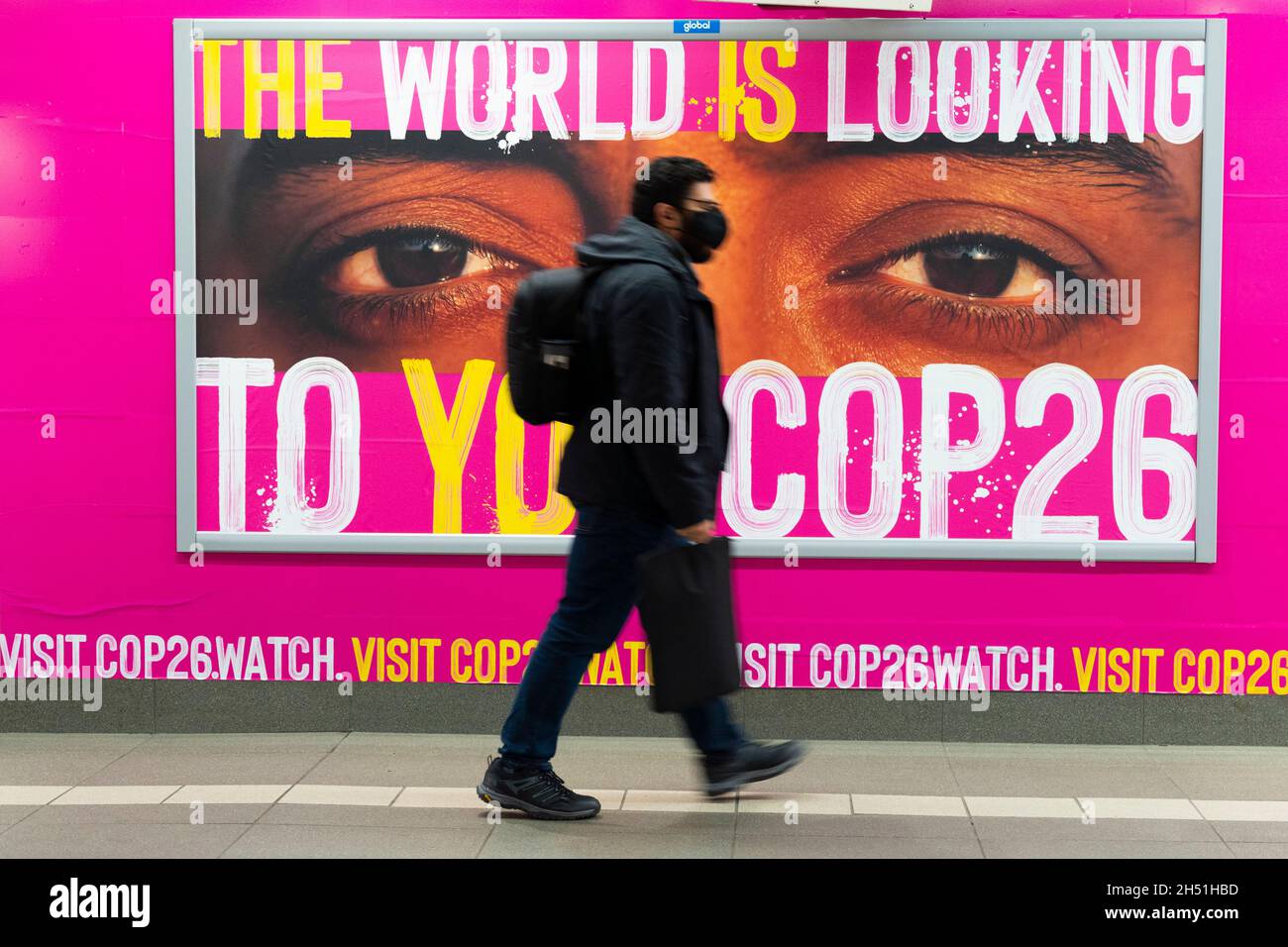 Glasgow, Escocia, Reino Unido. 5th de noviembre de 2021. Manifestantes en un viernes para una marcha futura en un Día Mundial de Acción a través del centro de la ciudad de Glasgow para el cambio climático. La manifestación comenzó en el Parque Kelvingrove y terminó en la Plaza George. Pic; Cartel para COP26 en la estación de metro de Glasgow. Iain Masterton/Alamy Live News. Foto de stock