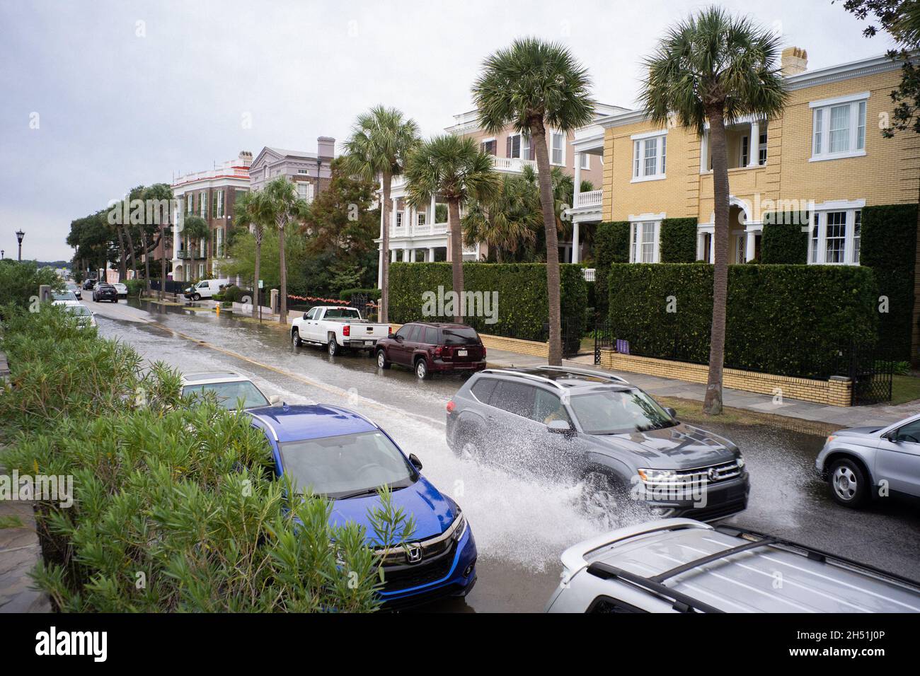 Charleston, Estados Unidos. 05th Nov, 2021. Un coche conduce a lo largo de  una calle inundada de East Bay a lo largo de la batería. Partes del centro  de Charleston sufrieron un