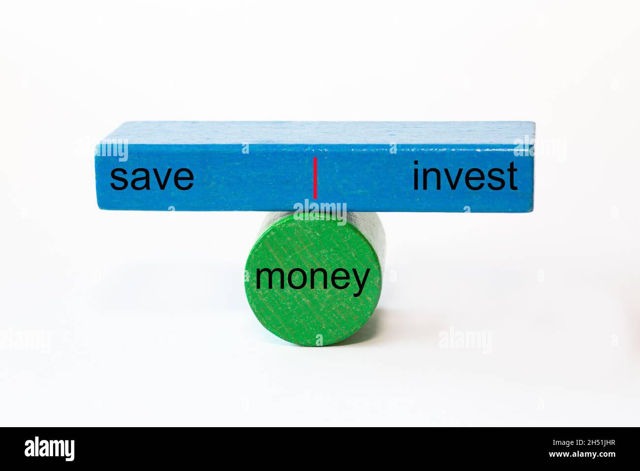 fragmentos coloreados en equilibrio frágil para subrayar la elección con las palabras: ahorrar | dinero | invertir Foto de stock