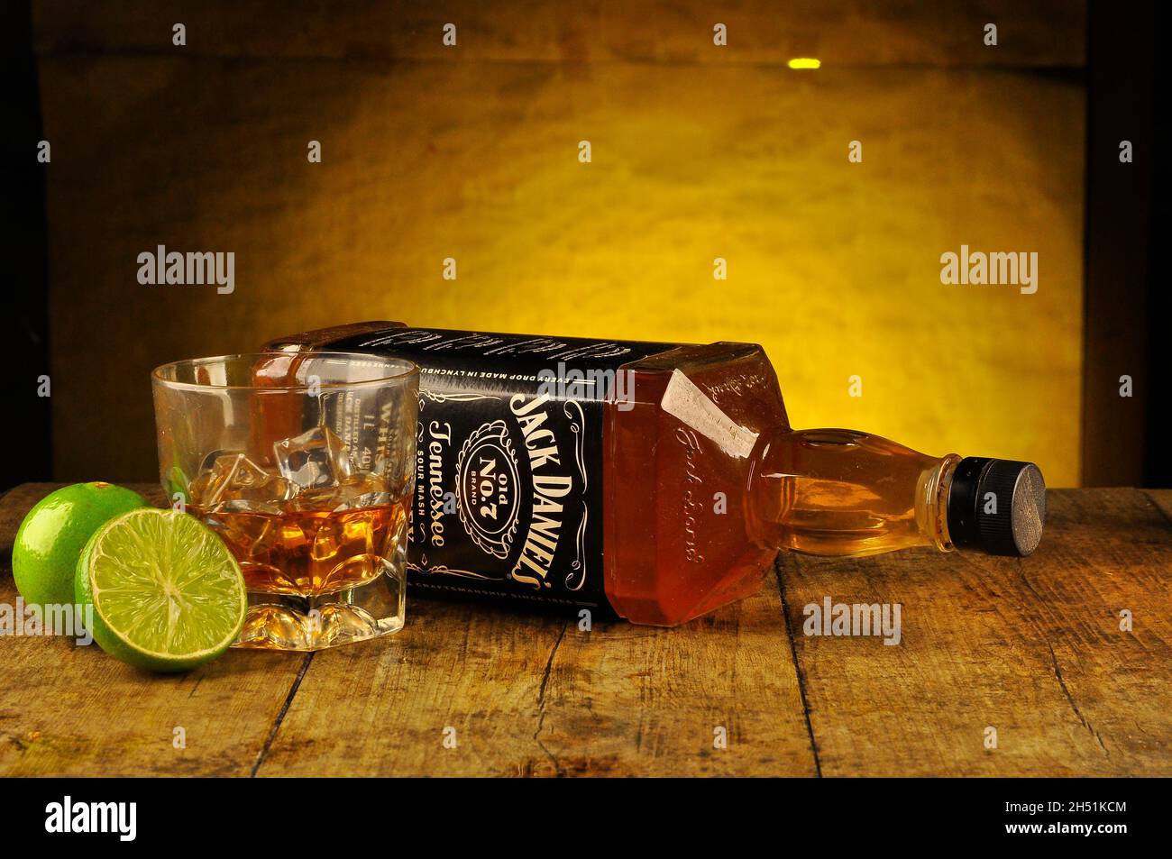 Vaso de whisky con una botella de Jack Daniel cerca Foto de stock