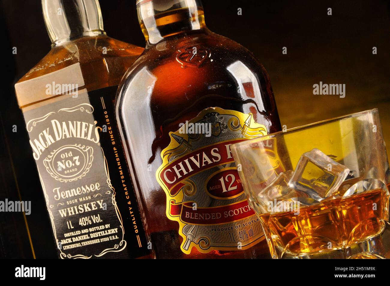 Vaso de whisky con la botella de Chivas Regal y Jack Daniel's cerca Foto de stock