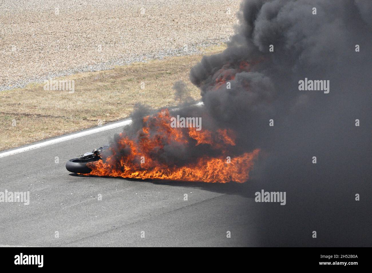 Incendio de una motocicleta en la carrera de Moto2 en el circuito de Barcelona Catalunya, Montmeló, España Foto de stock