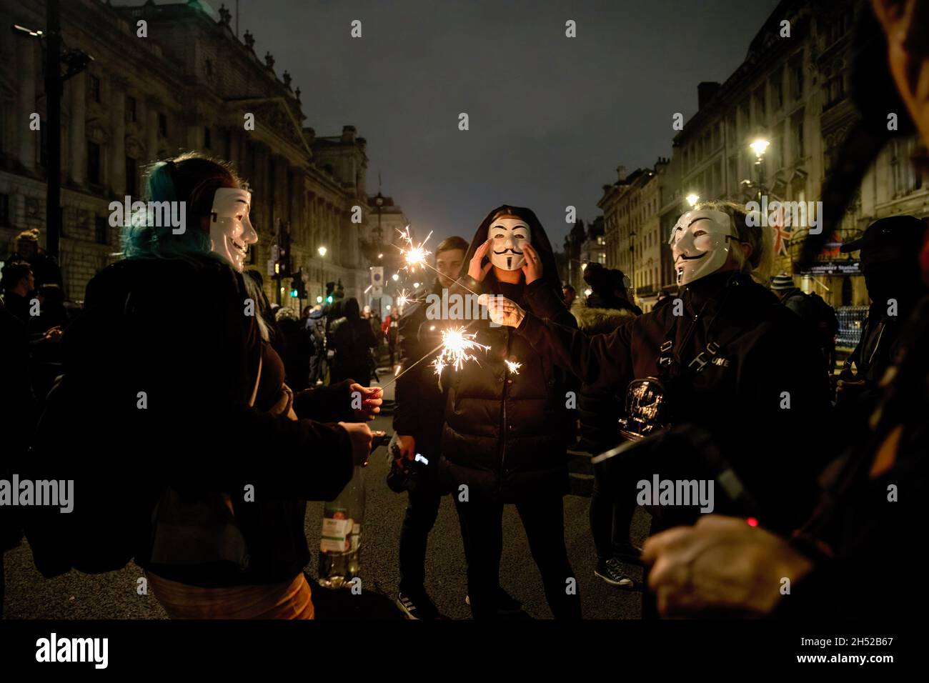 Los manifestantes que llevaban máscaras Guy Fawkes iluminaban a los gorriones ligeros durante la protesta. Los Protesters se reunieron en Trafalgar Square para la marcha anual Million Mask March. La manifestación anual fue convocada por primera vez por el grupo activista Anonymous en el Día de los Fawkes de Guys en 2012. (Foto de Hesther Ng / SOPA Images/Sipa USA) Foto de stock