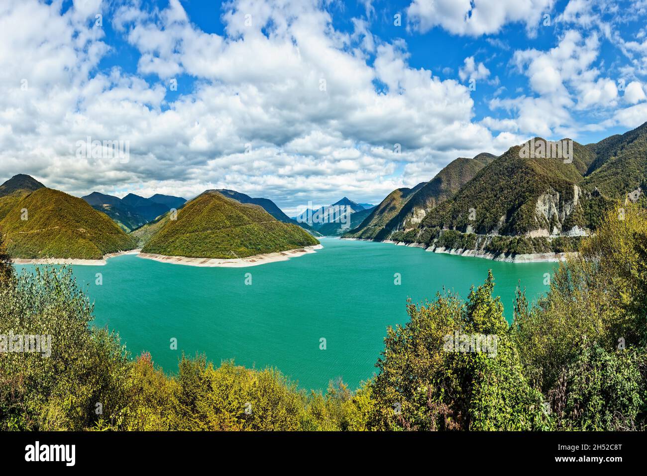 Paisaje del embalse de Zhinvalskoe, Georgia. Cuarenta kilómetros al norte de Tiflis, entre las montañas en el río Aragvi es una w increíblemente hermosa Foto de stock