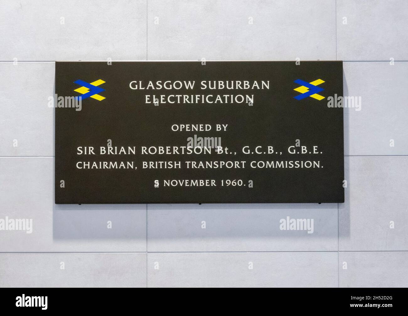 Placa en Queen Street Railway Station en North Hanover Street Glasgow Escocia Reino Unido con respecto a 40 años de electrificación suburbana de Glasgow Foto de stock