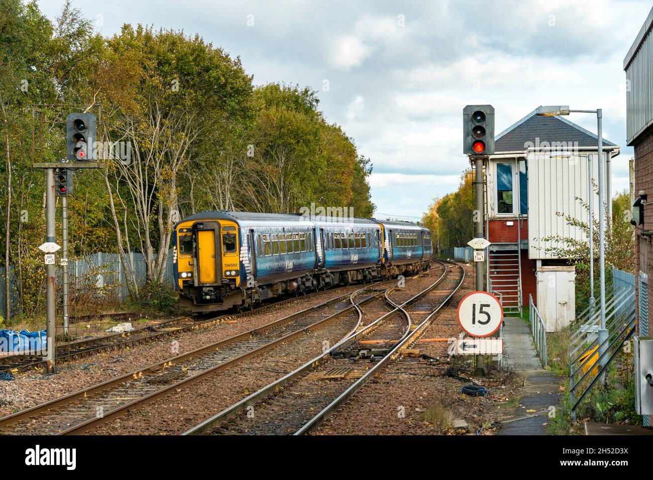 La clase 156 de ScotRail llega a la estación ferroviaria de Barrhead en Barrhead desde la estación central de Glasgow, Escocia, Reino Unido Foto de stock