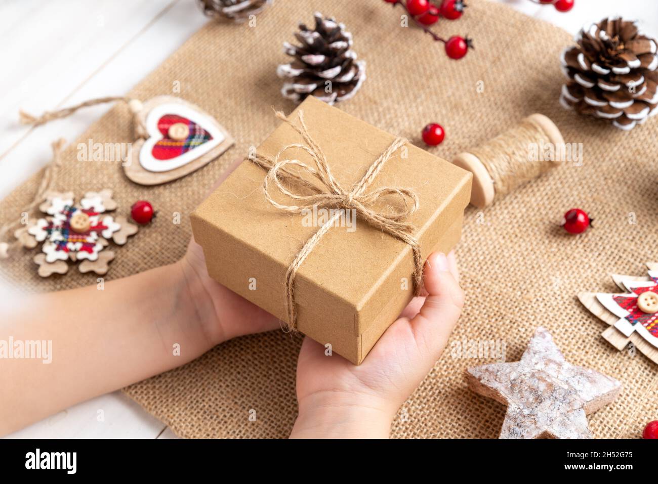 Caja de regalo navideña / Roja / Moño / Navidad 2014 / Adorno / Decoración