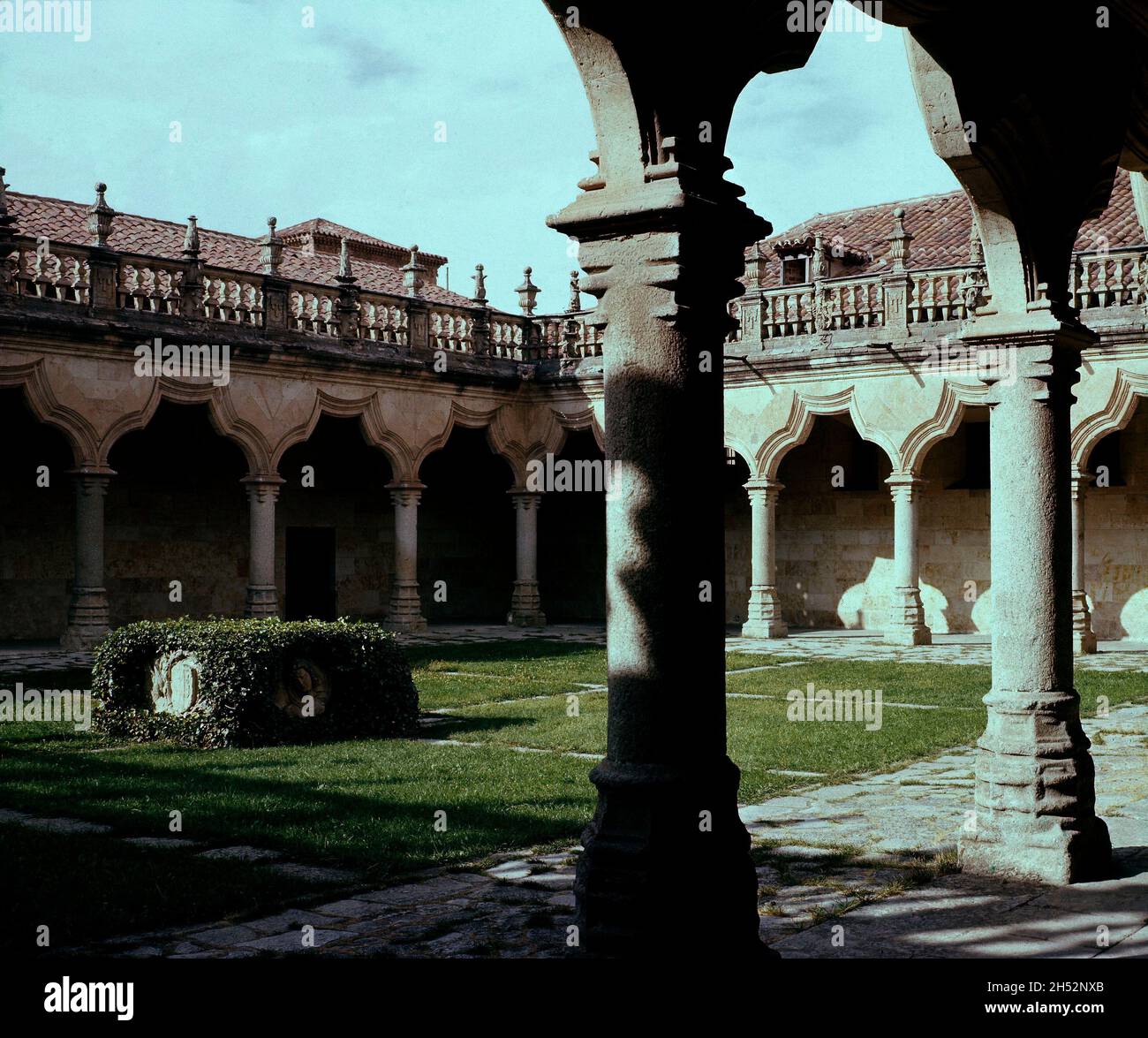 PATIO DE LAS ESCUELAS MENORES SIGLO XV FOTO DE LOS AÑOS 60. Ubicación