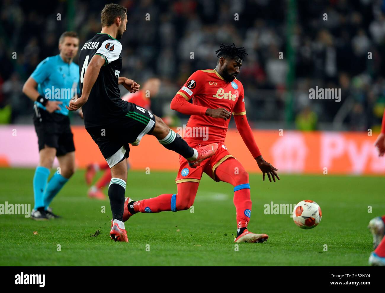 Varsovia Polonia 04 De Noviembre De 21 Grupo De La Liga Europea De La Uefa Juego De Escenario Legia Warszawa Ssc Napoli Andre Frank Zambo Anguissa Ssc Napoli Fotografia De Stock Alamy