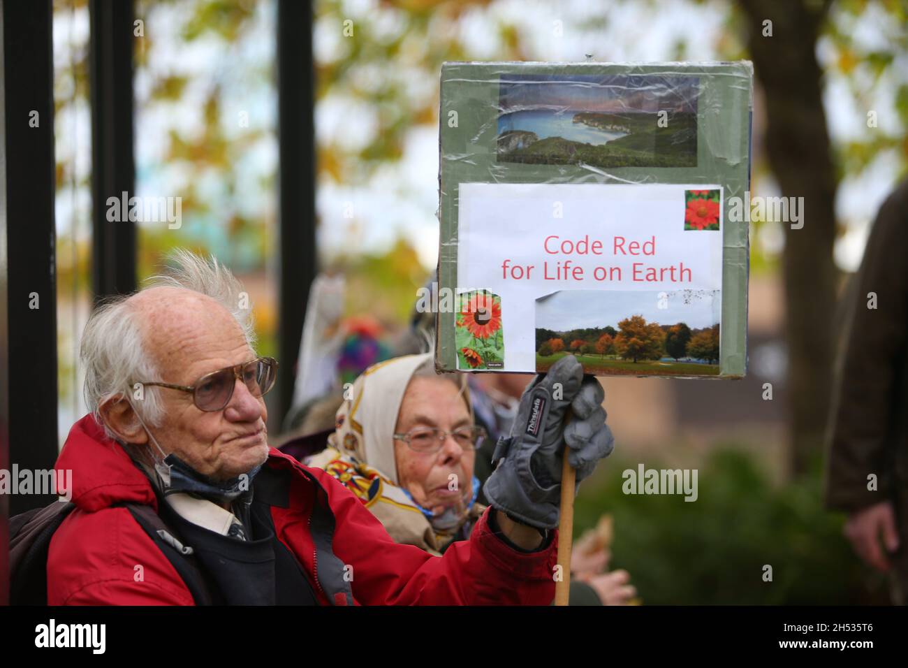 Protesta por el cambio climático, Birmingham, Reino Unido. 06th Nov, 2021. Cientos de manifestantes se reunieron en el centro de la ciudad de Birmingham para evitar su frustración ante la falta de progreso real en las conversaciones de COP26. Crédito: Peter Lodeman/Alamy Live News Foto de stock