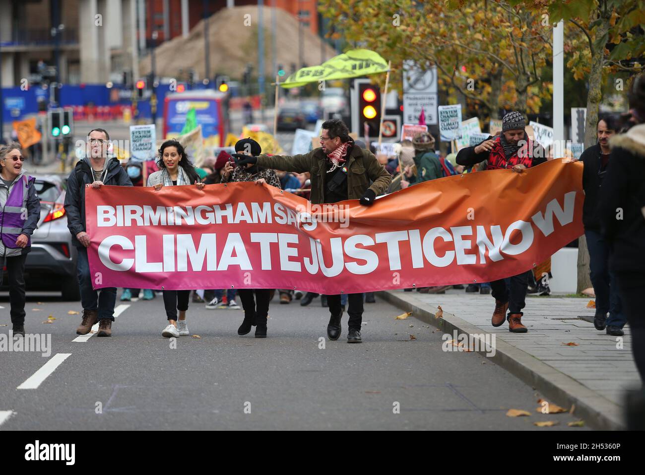 Protesta por el cambio climático, Birmingham, Reino Unido. 06th Nov, 2021. Cientos de manifestantes se reunieron en el centro de la ciudad de Birmingham para evitar su frustración ante la falta de progreso real en las conversaciones de COP26. Crédito: Peter Lodeman/Alamy Live News Foto de stock