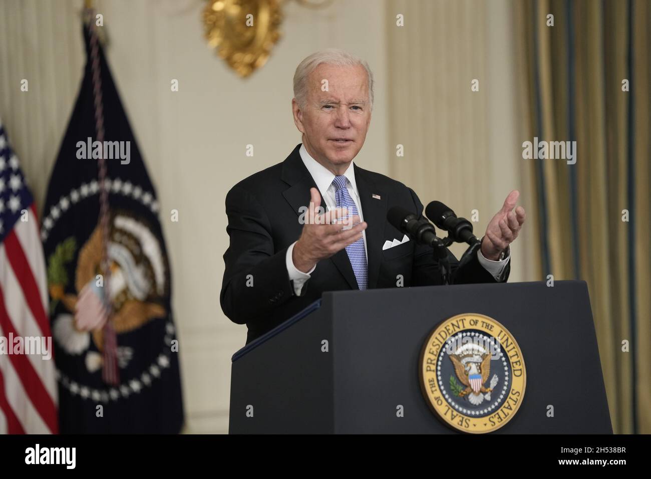Washington DC, EE.UU. 06th Nov, 2021. El presidente de los Estados Unidos, Joe Biden, hace comentarios después de la aprobación por la Cámara de Representantes de los Estados Unidos de H R 3684, el proyecto de ley bipartidista sobre infraestructura y la regla que permitirá la aprobación de H Res 774, la Ley Construir Mejor en el comedor estatal de la Casa Blanca en Washington, DC el sábado, 6 de noviembre de 2021. Crédito: Chris Kleponis/Pool via CNP /MediaPunch Crédito: MediaPunch Inc/Alamy Live News Foto de stock