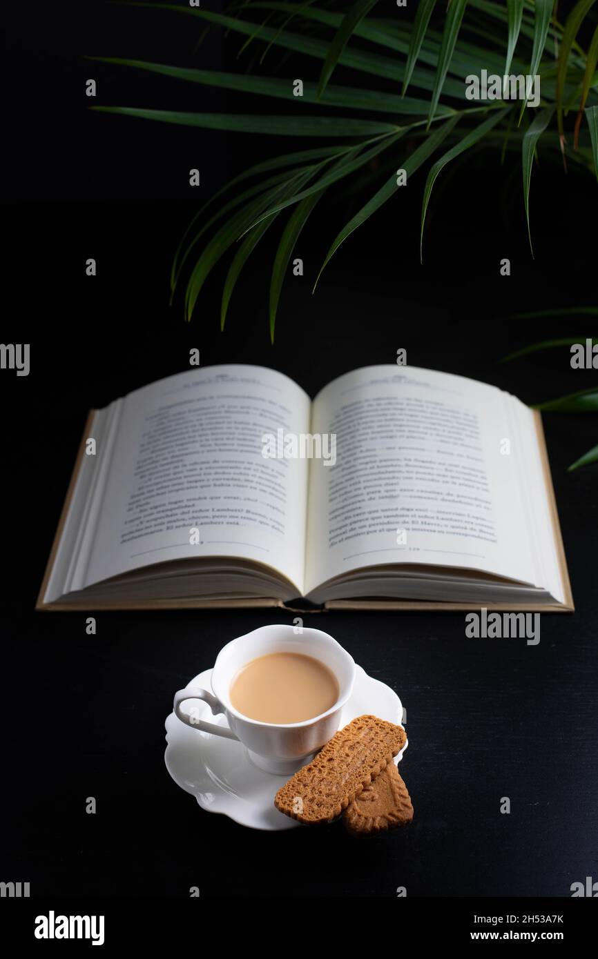 Lectura por la mañana y una pequeña taza de café Fotografía de stock - Alamy