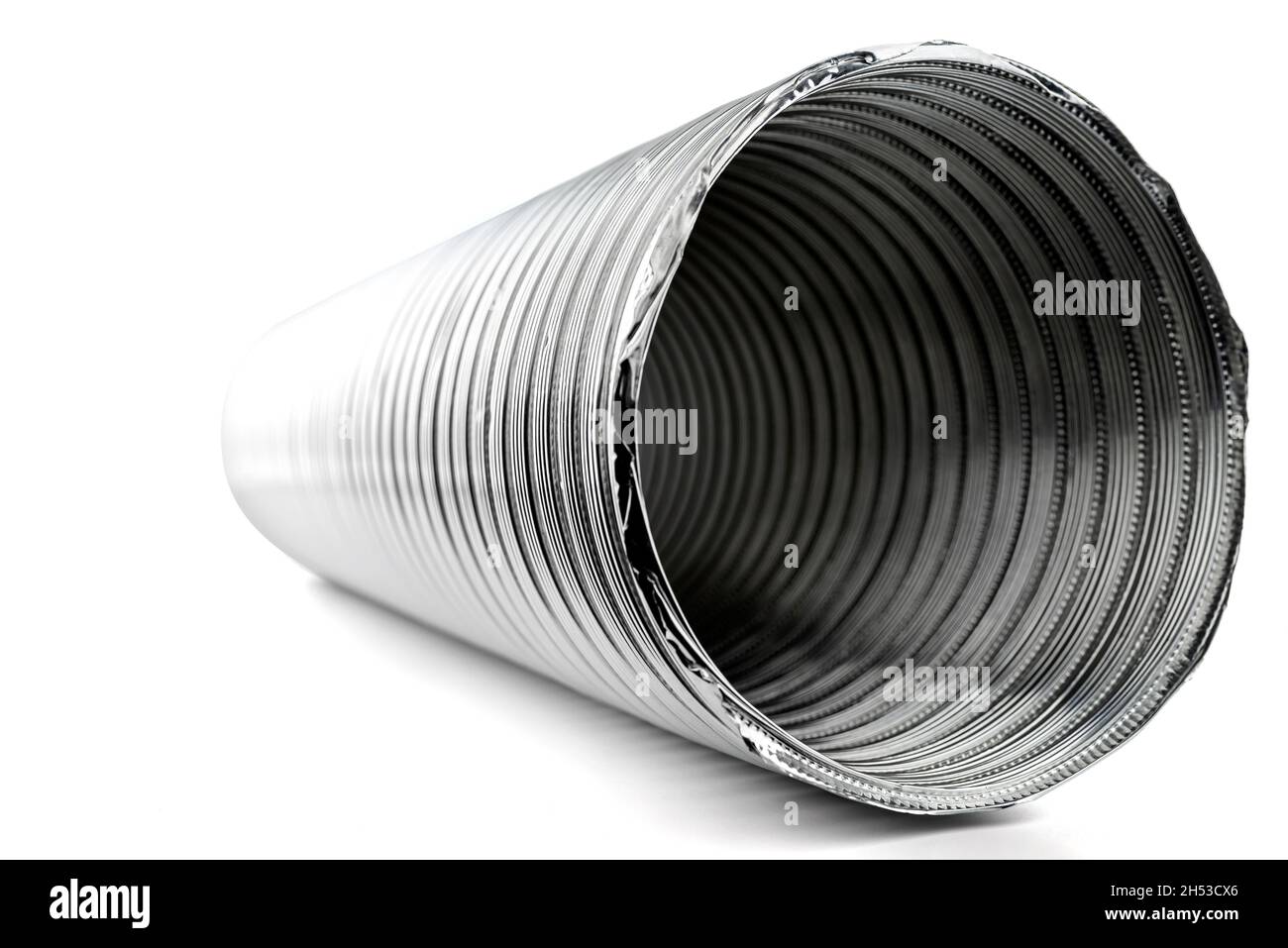 Tubo de aluminio corrugado flexible, resistente a altas temperaturas,  aislado sobre fondo blanco Fotografía de stock - Alamy