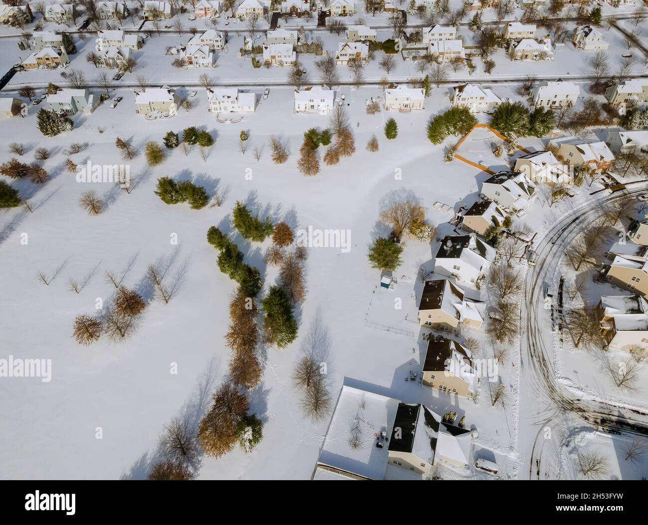 Vista panorámica del complejo residencial de invierno cubierto de nieve Foto de stock