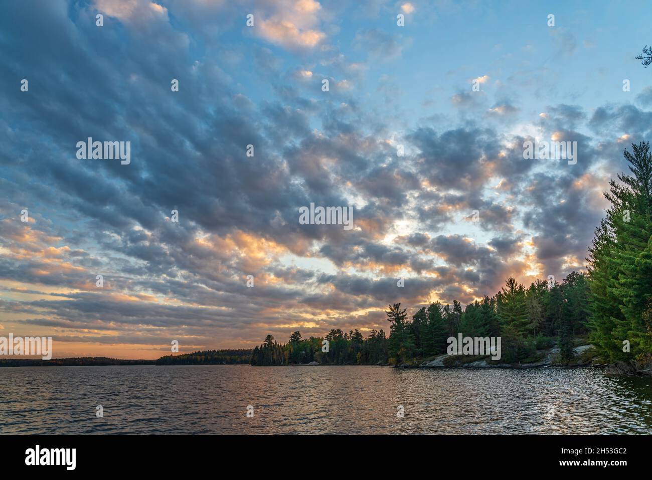 Vistas al atardecer sobre un pequeño lago cerca de Kenora, Ontario, Canadá. Foto de stock