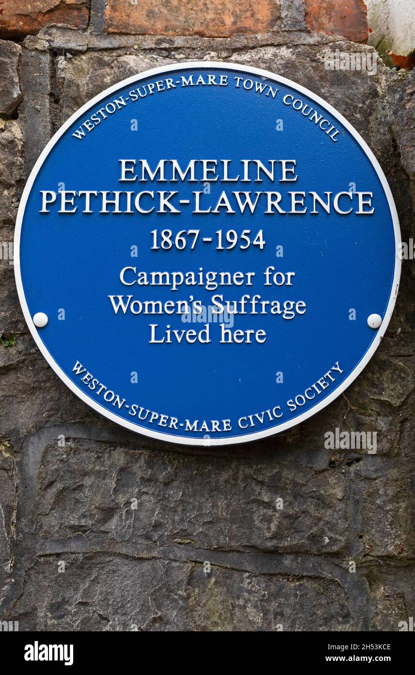 Una placa azul fuera de la casa en Weston-super-Mare, Reino Unido, donde la sufragánea Emmeline Petdick-Lawrence una vez vivió. Foto de stock