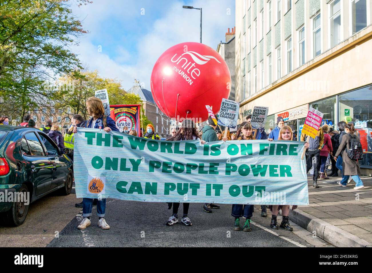 Bristol, Reino Unido, 6th de noviembre de 2021. Los manifestantes que llevan pancartas y pancartas sobre el cambio climático se muestran mientras participan en una marcha de protesta por el cambio climático a través del centro de Bristol. La protesta fue una de las centenas que se celebró hoy en todo el mundo mientras la gente tomó las calles para empujar a los líderes mundiales a actuar como sus negociadores se reúnen en Glasgow en la Conferencia de las Naciones Unidas sobre el Cambio Climático de la CdP 2021. Crédito: Lynchpics/Alamy Live News Foto de stock