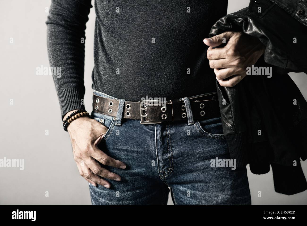 El hombre guapo lleva jeans azules y un cinturón de cuero auténtico  Fotografía de stock - Alamy