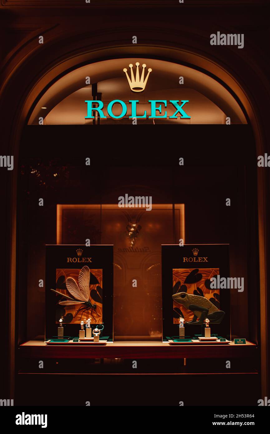 Publicidad de relojes Rolex en la ventana de una tienda de relojes en GOMA. Rolex es una marca mundial de relojes de lujo que depende de 4.000 relojeros en más de 100 c. Foto de stock