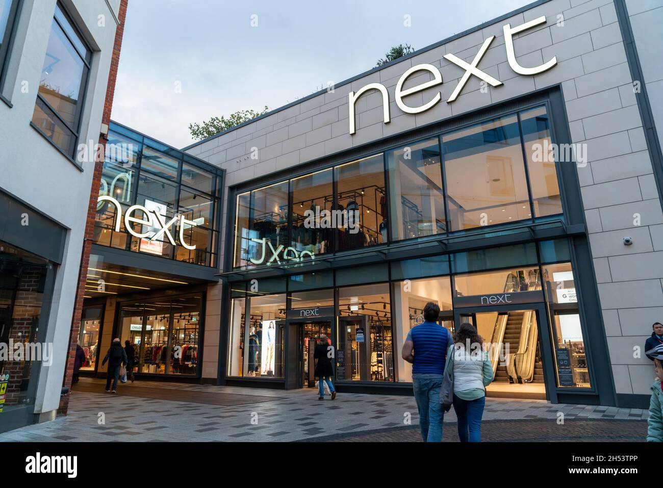 Ordenador portátil Docenas Pebish Nueva tienda de ropa Next en Newbury, Berkshire, Reino Unido Fotografía de  stock - Alamy