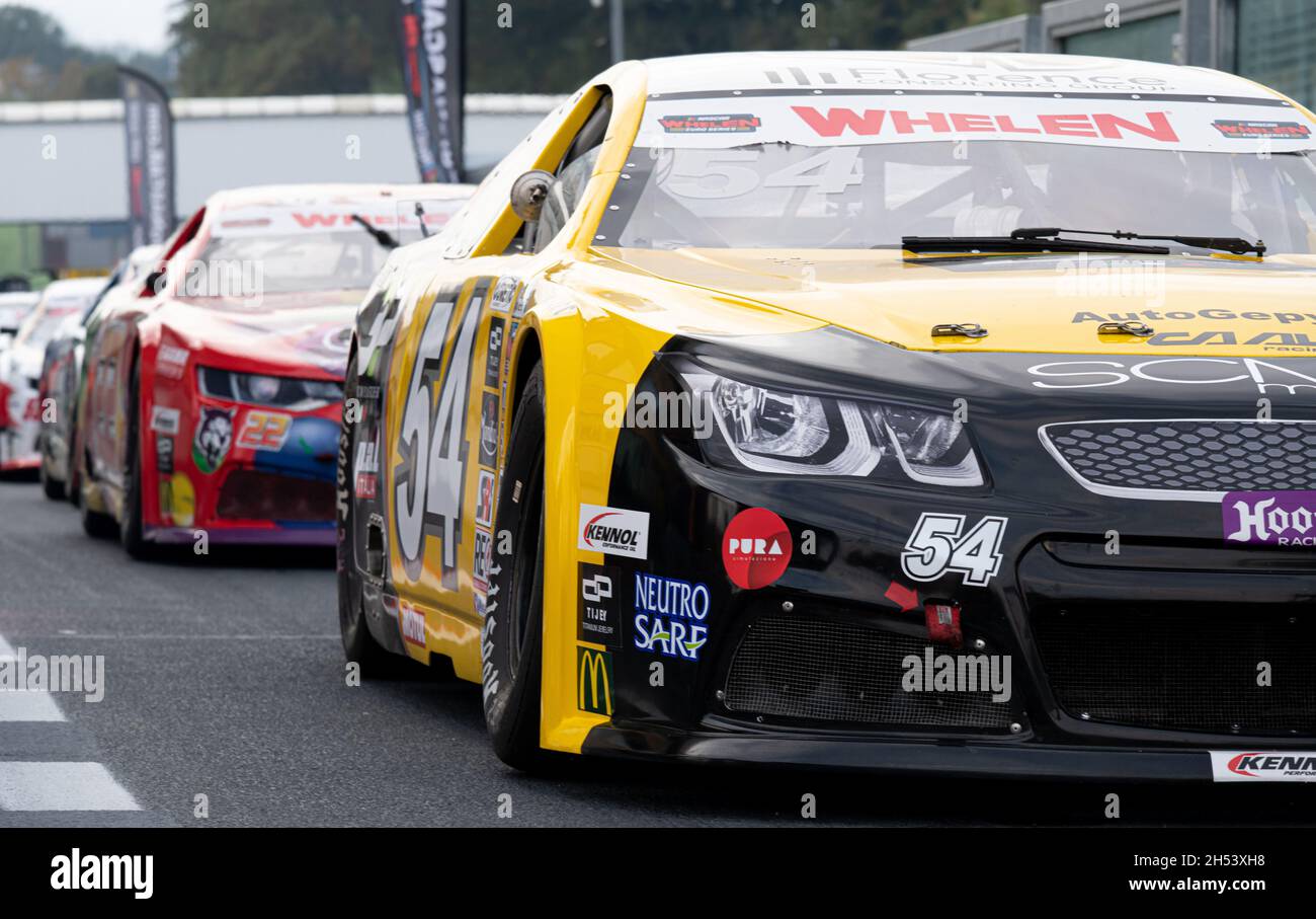 Carreras de coches de NASCAR alineadas en el circuito de carreras de pit carril Foto de stock