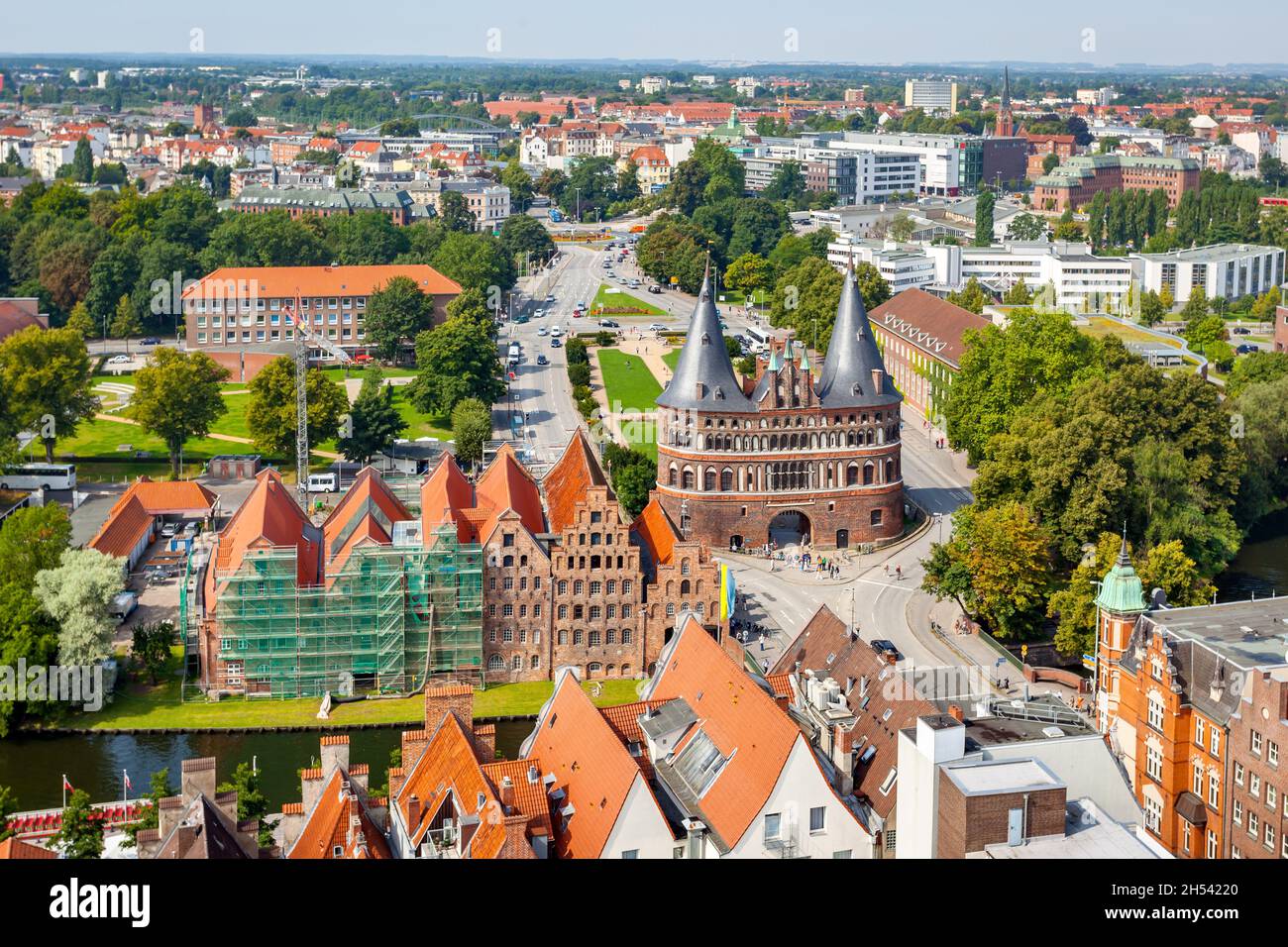 La ciudad de Lubeck con la Puerta de Holsten, Schleswig-Holstein, Alemania. Vista panorámica desde arriba Foto de stock