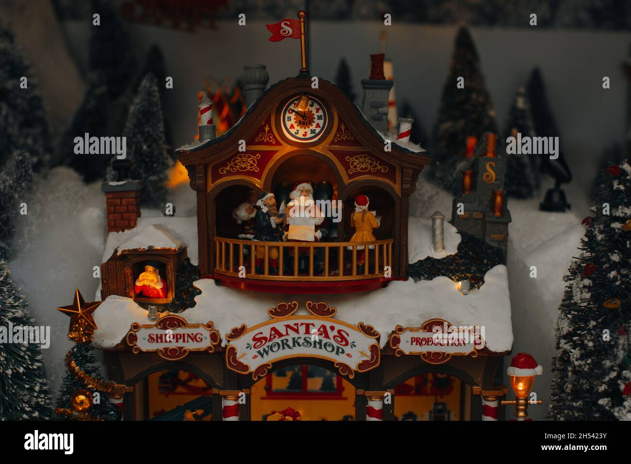 Fábrica de juguetes de navidad fotografías e imágenes de alta resolución -  Alamy