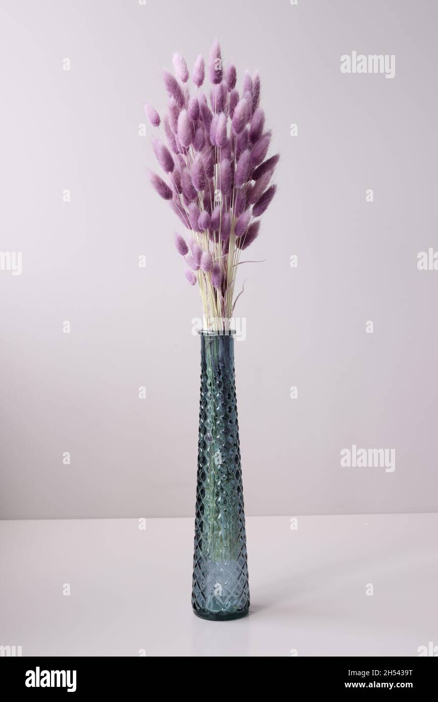 Jarrón de cristal con flores lilas secas sobre fondo de mesa Fotografía de  stock - Alamy