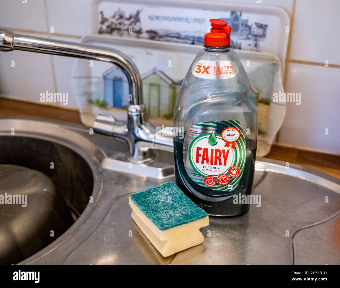 Norwich, Norfolk, Unido Noviembre de 05 2021. Una botella de líquido de lavado marca Fairy y una esponja amarilla con estropajo verde en una estela de acero inoxidable Fotografía de - Alamy