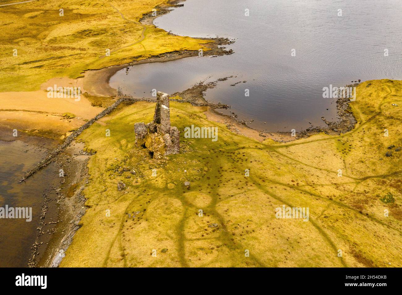 Vista aérea del Castillo de Ardvreck, construido por el Clan Macleod en el siglo XVI en un promontorio de tierra que se adentra en el lago Assynt. Foto de stock
