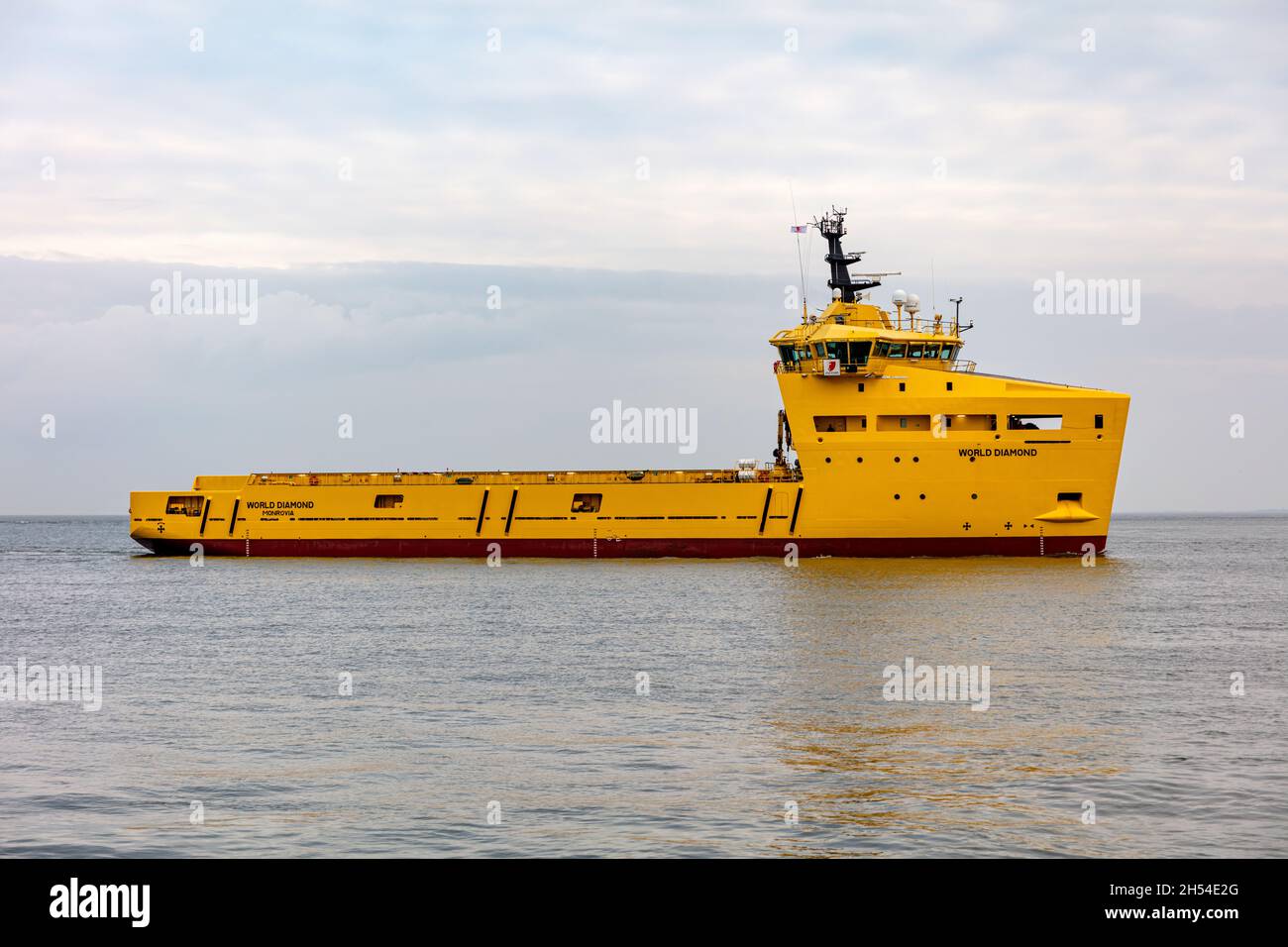 Plataforma de suministro buque MUNDO DIAMANTE en el río Elba Foto de stock