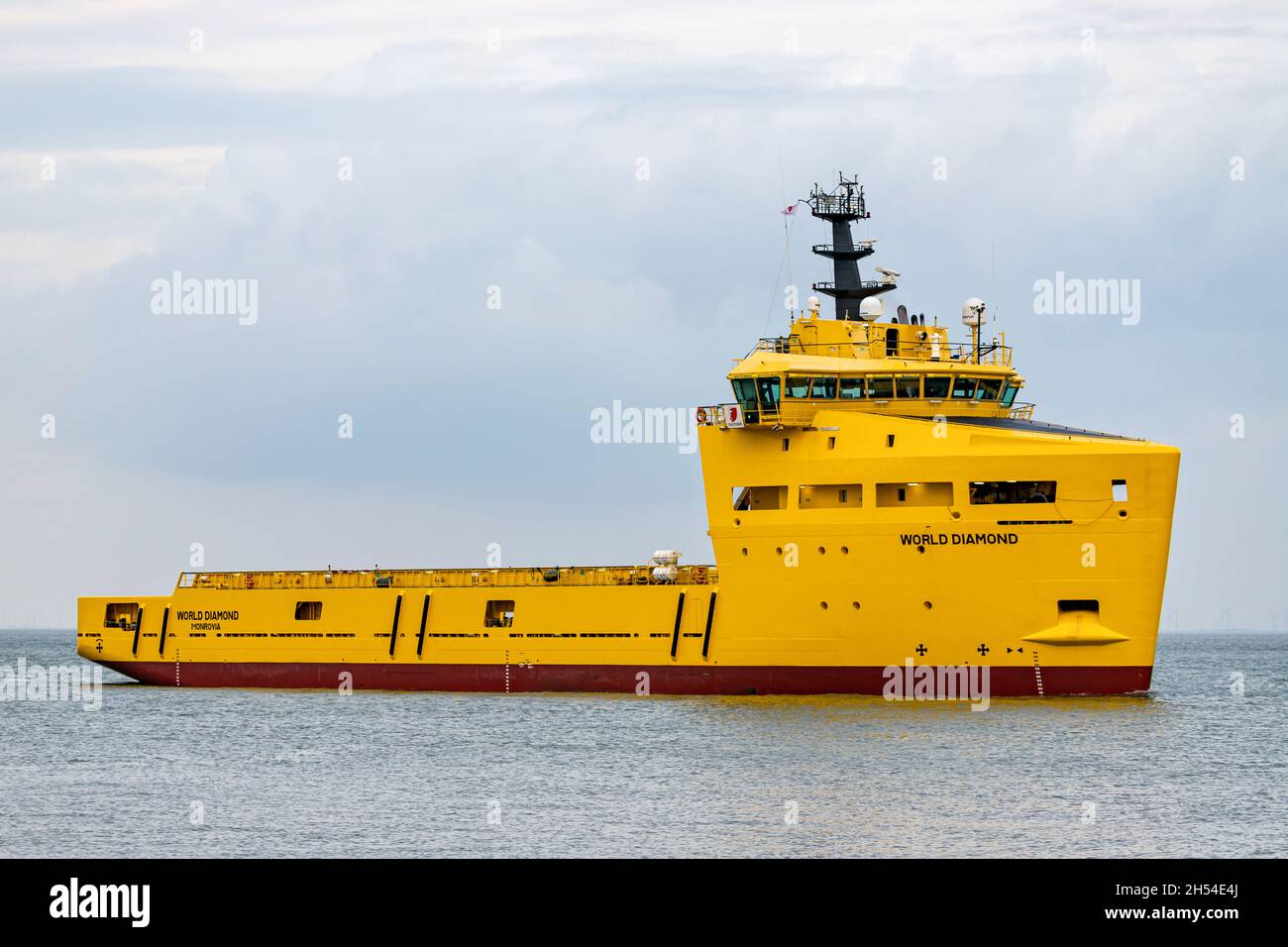Plataforma de suministro buque MUNDO DIAMANTE en el río Elba Foto de stock