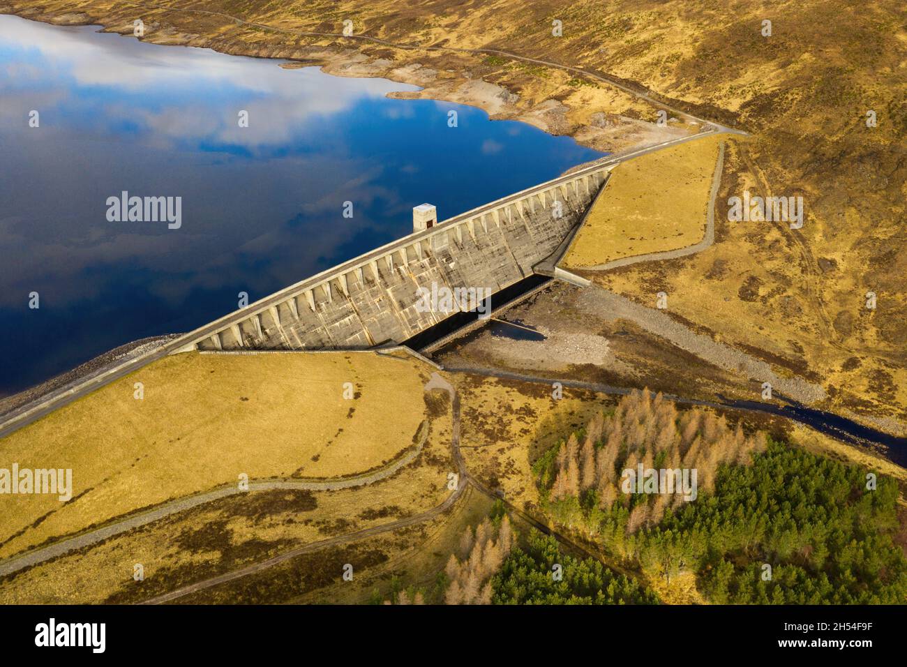 Represa hidroeléctrica Glascarnoch, cerca de Garve, en las Tierras Altas de Escocia. Foto de stock