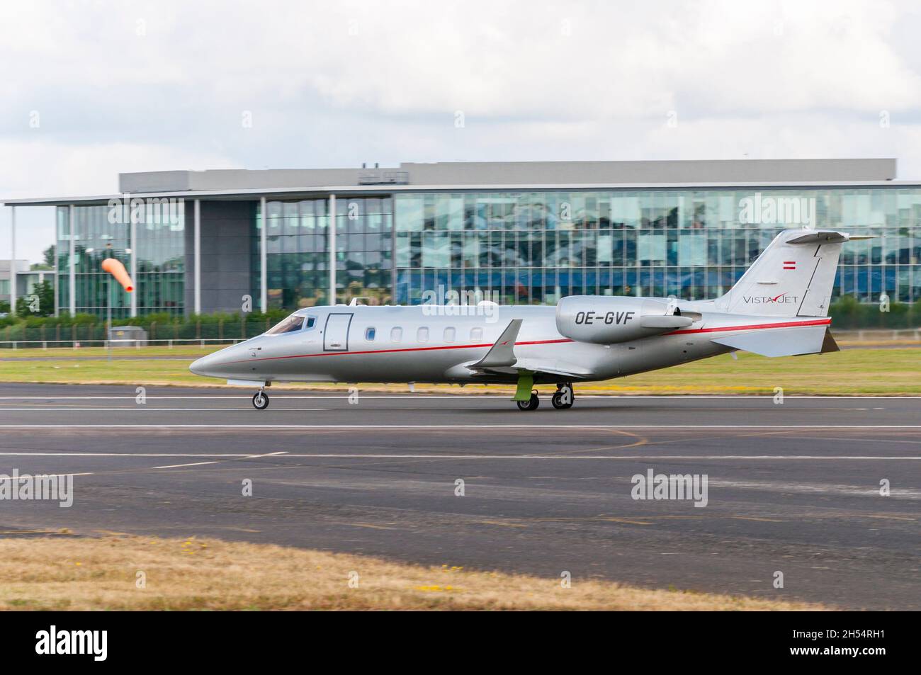 Vistajet Learjet 60XR avión privado OE-GVF en el Aeropuerto de Farnborough, Hampshire, Reino Unido. Día nublado Foto de stock