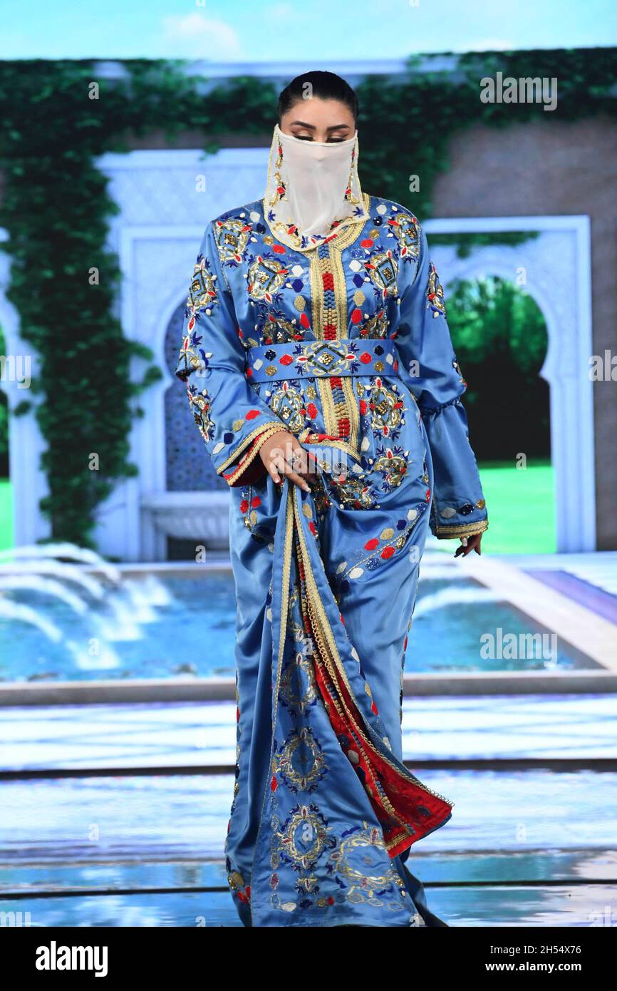 Casablanca, Marruecos. 6th Nov, 2021. Un modelo presenta una creación  durante un show de moda caftán en Casablanca, Marruecos, el 6 de noviembre  de 2021. El caftán marroquí es un vestido tradicional