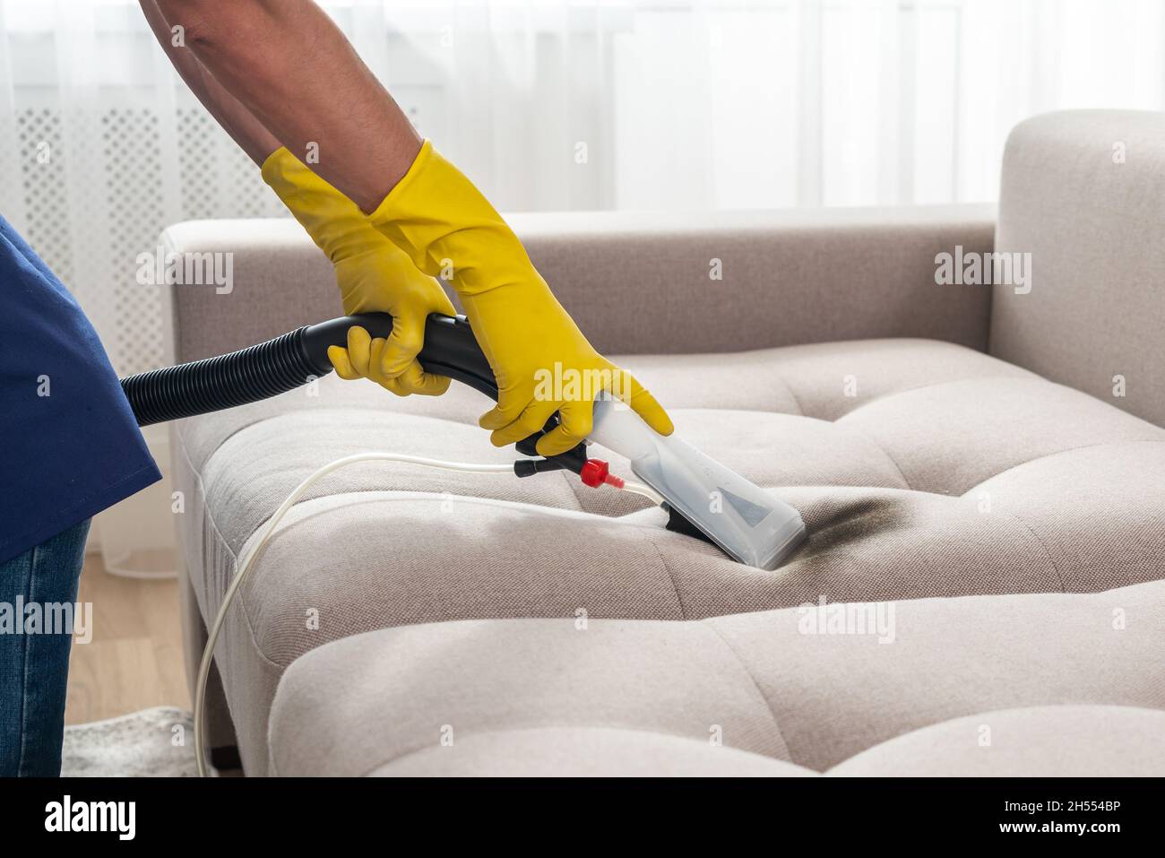 Limpiar un sofá sucio con una lavadora de sofás primer plano de manos  sosteniendo un limpiador de sofás lavado profesional de sofás imagen de  lavado de sofás