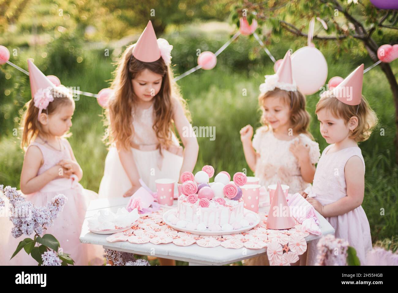 Decoraciones de la fiesta de cumpleaños fotografías e imágenes de alta  resolución - Alamy