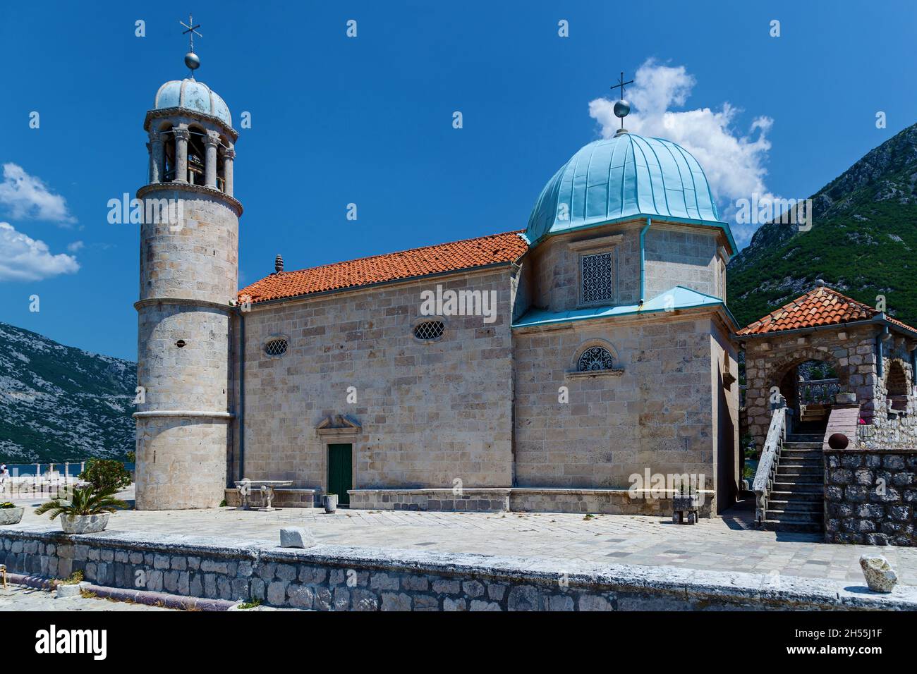 La isla de la Virgen y la Iglesia en Perasta en la bahía de Boko-Kotor, el Mar Adriático, Montenegro. Paisajes panorámicos de mar y montaña Foto de stock