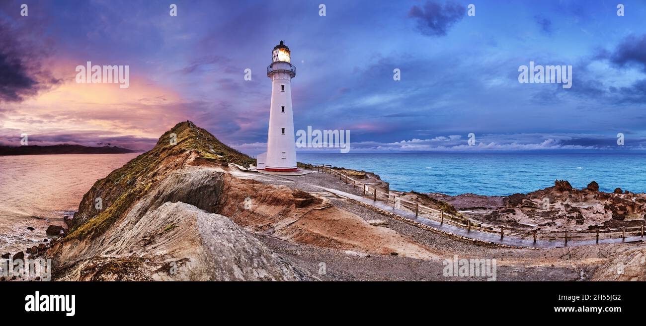 Castle Point Lighthouse, puesta de sol, Wairarapa, Nueva Zelanda Foto de stock
