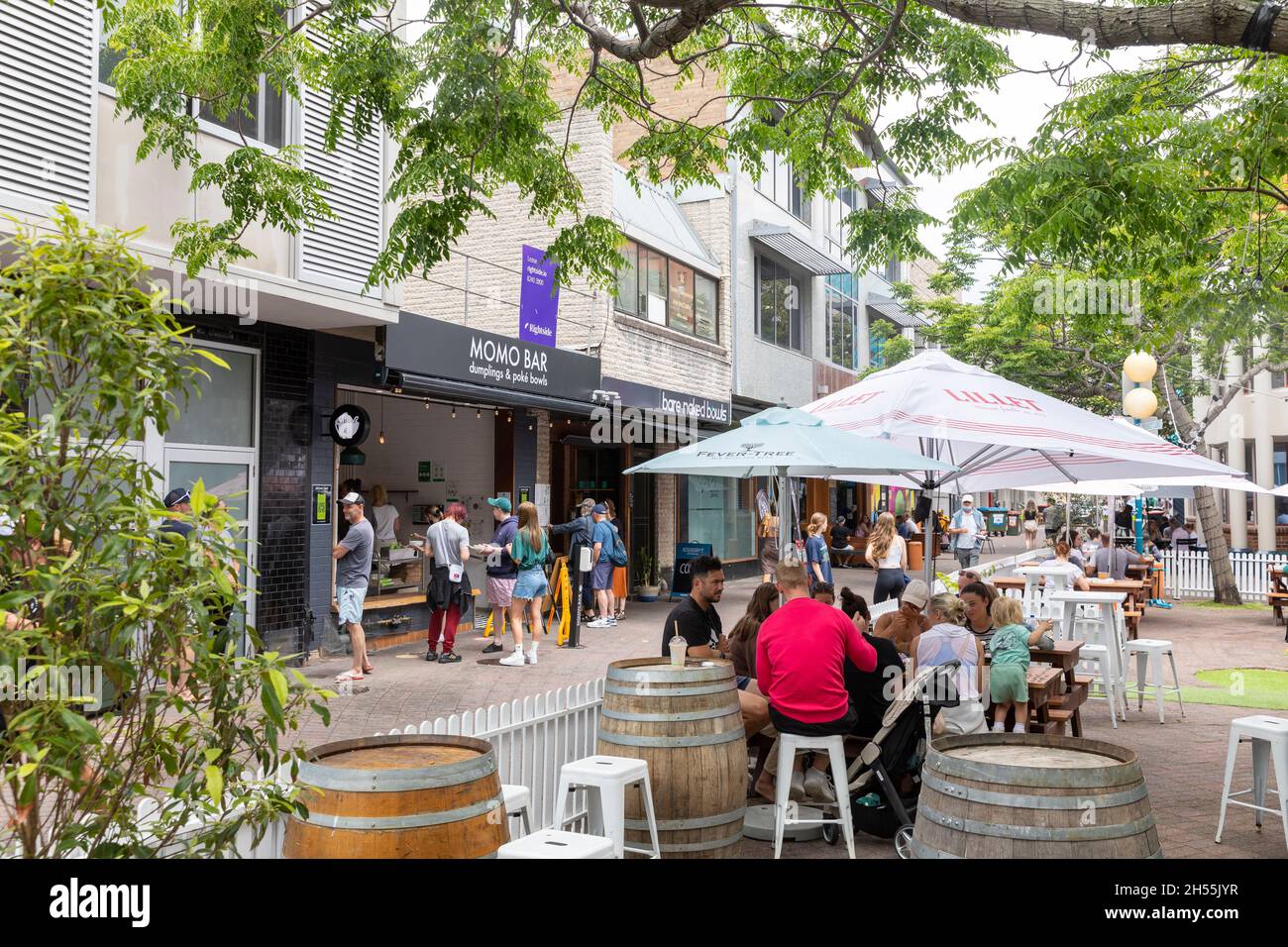 Comer al aire libre en Manly Beach, un suburbio de Sydney, Nueva Gales del Sur, Australia post covid bloqueo relajación en todo Nueva Gales del Sur Foto de stock