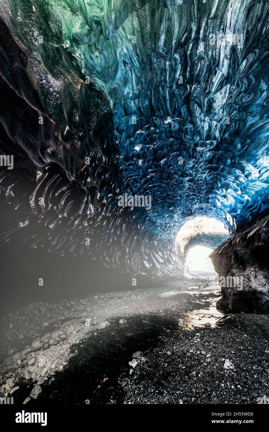 Fascinante cueva de hielo bajo el glaciar Vatnajökull. Foto de stock