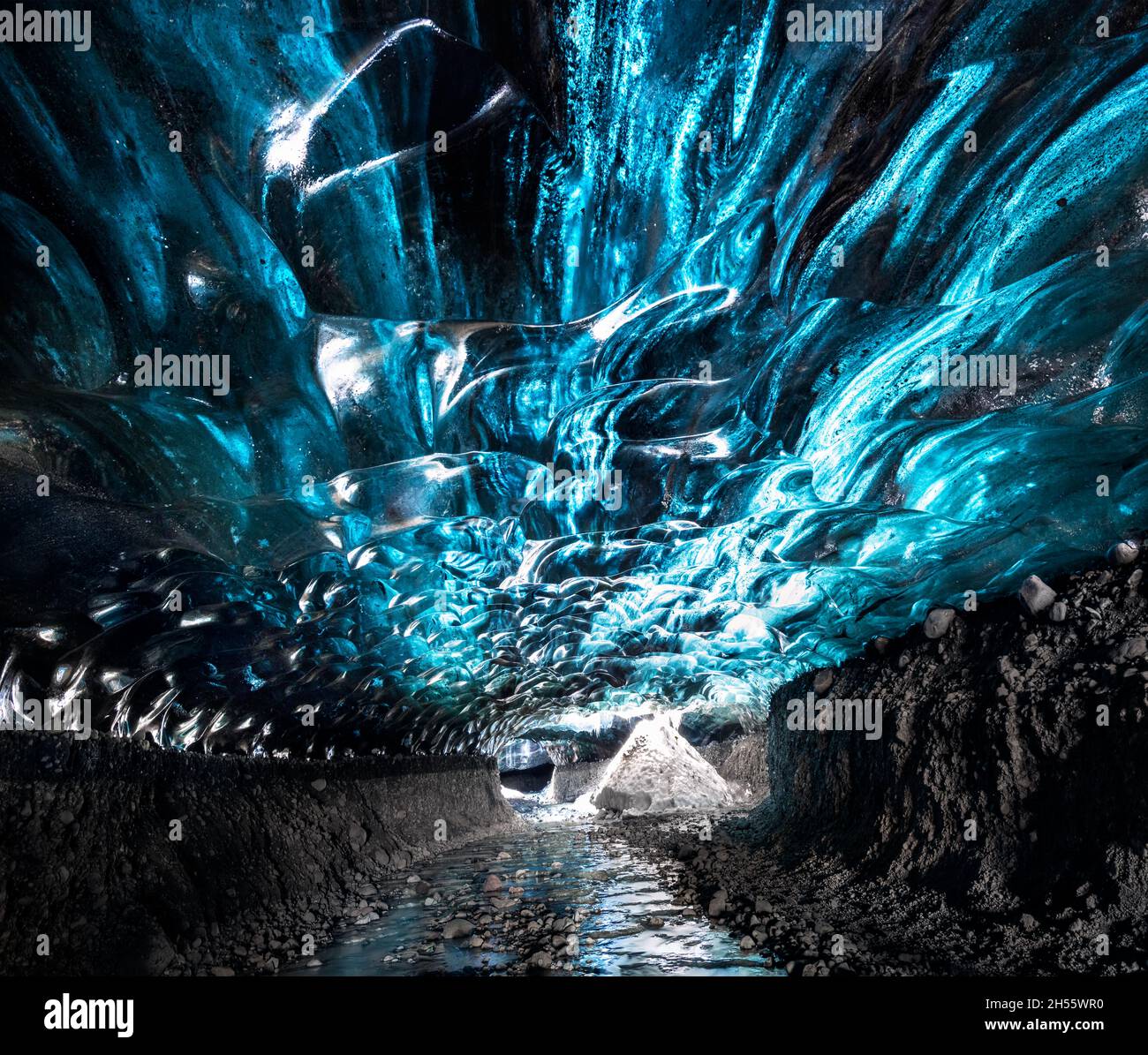 Fascinante cueva de hielo bajo el glaciar Vatnajökull. Foto de stock