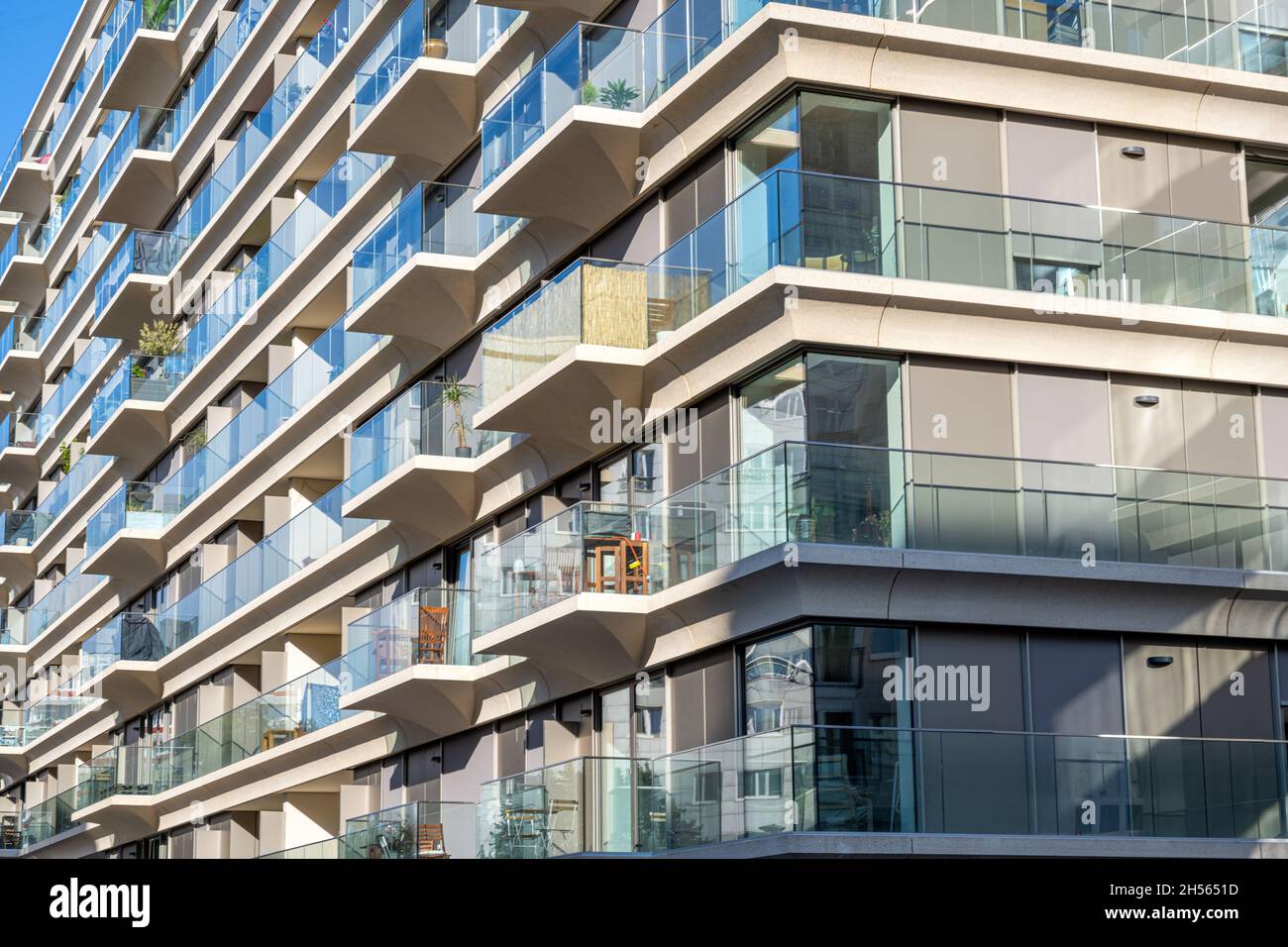 Moderno edificio de apartamentos con mucho cristal visto en Berlín, Alemania Foto de stock