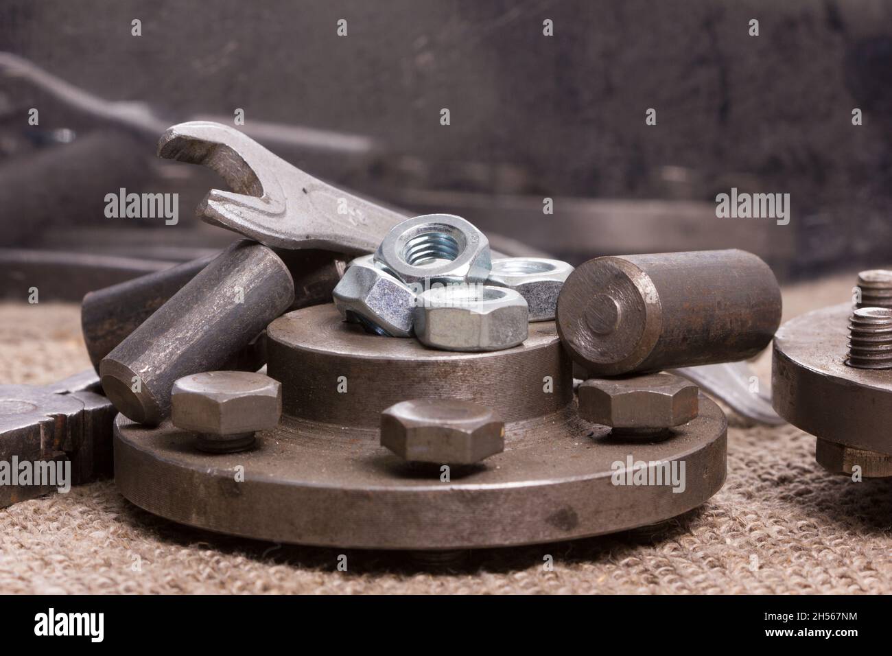 Montón desordenado de herramientas de mano en un taller de mecánica  automotriz Fotografía de stock - Alamy