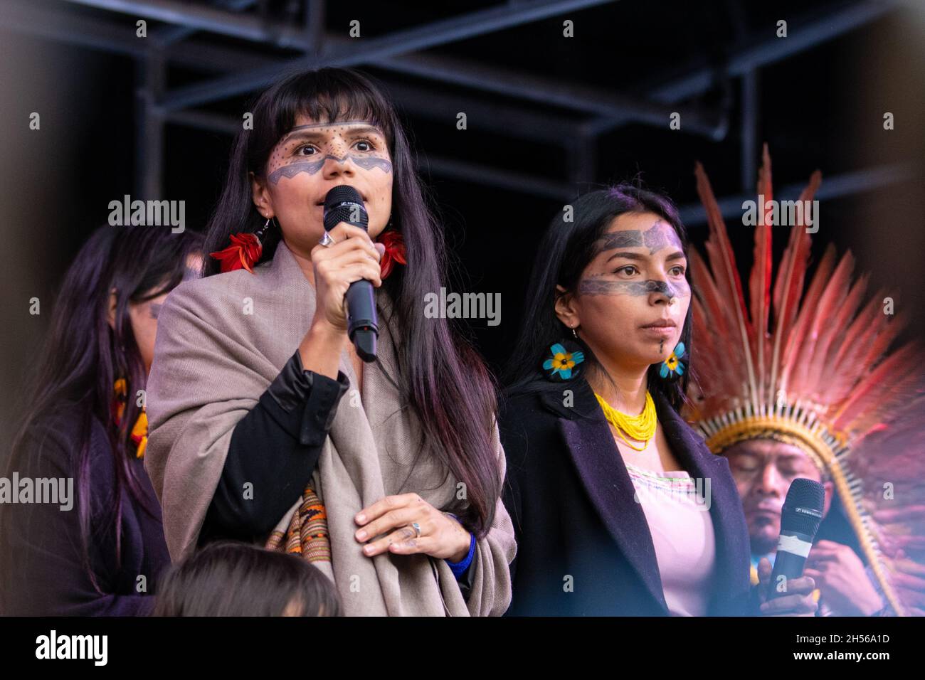 La activista Nina Gualinga de Sarayaku, Ecuador, parte de un colectivo de mujeres llamado Mujeres Amazónicas hablando en Glasgow al final de los viernes por . . . Foto de stock