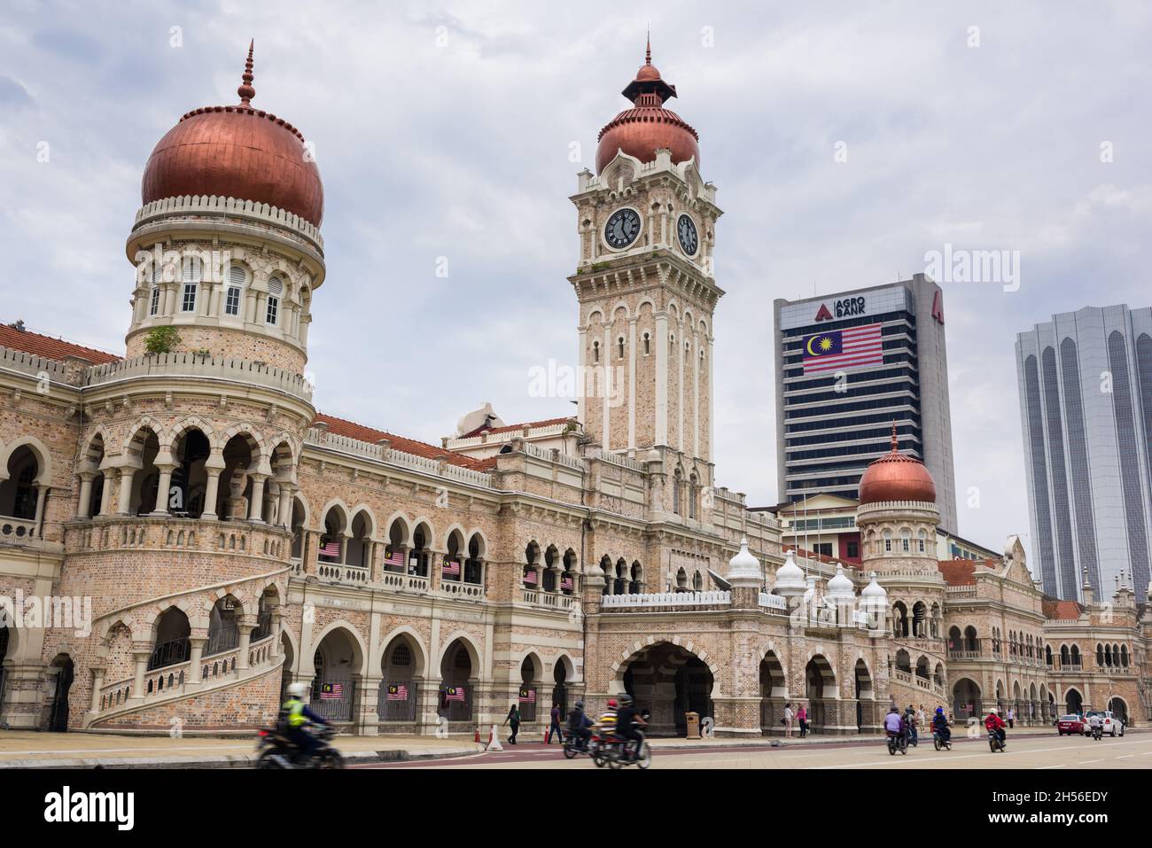 Kuala Lumpur, Malasia, 10 de agosto de 2015: Edificio Sultan Abdul Samad en la plaza Merdeka. Alberga oficinas gubernamentales y fue también el sitio anterior de la Foto de stock