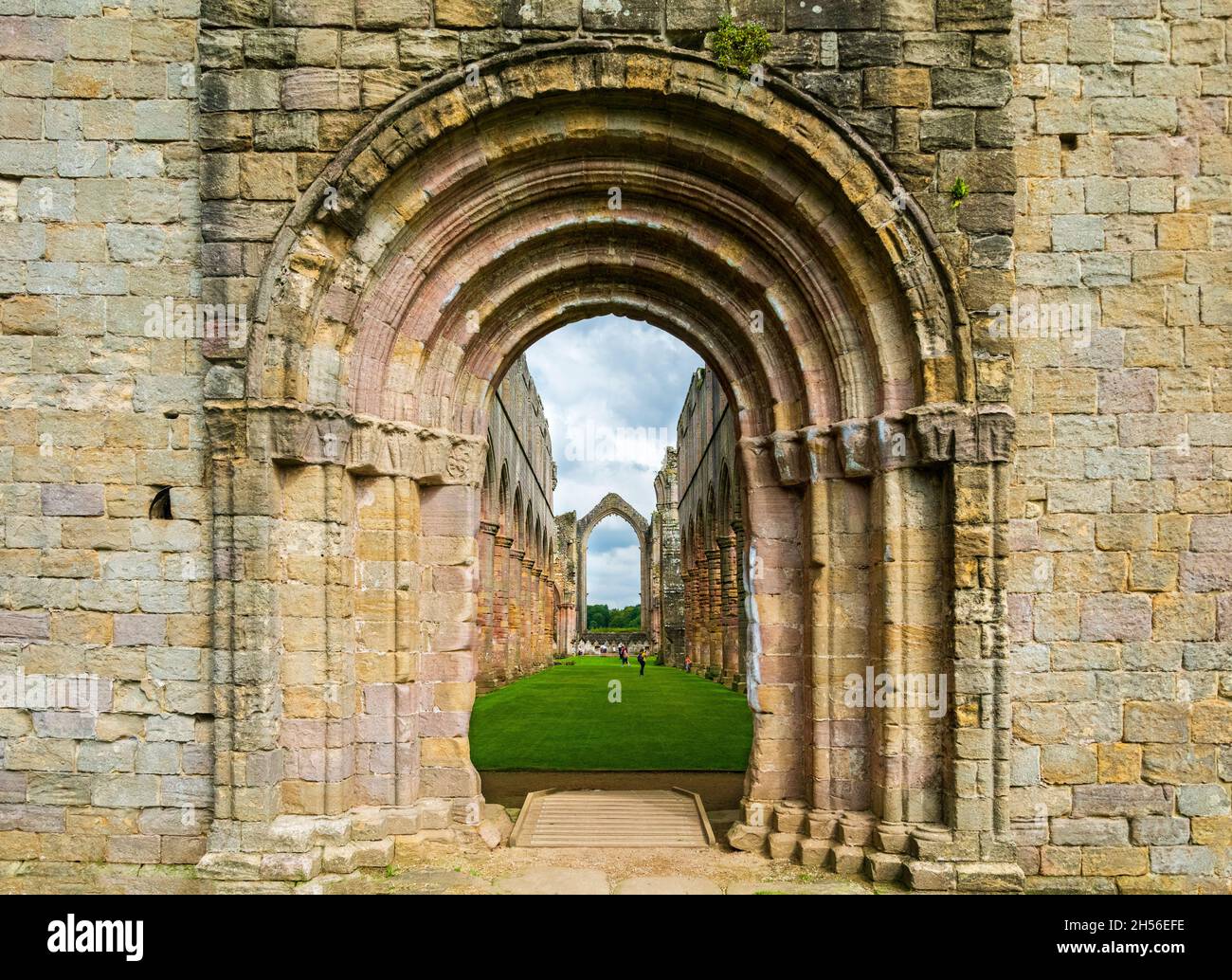 Las Ruinas de la Abadía de las Fuentes a orillas del río se deslizan en North Yorkshire, Inglaterra Foto de stock